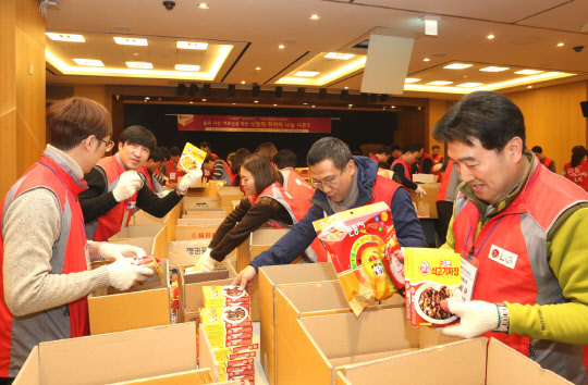 LG유플러스가 자사의 협력사, 대·중소기업·농어업협력재단과 함께 '사랑의 꾸러미' 나눔 활동을 전개한다. 지난해 12월 상암동 사옥에서 LG유플러스 임직원들이 '사랑의 꾸러미'를 포장한 모습.   LG유플러스 제공
